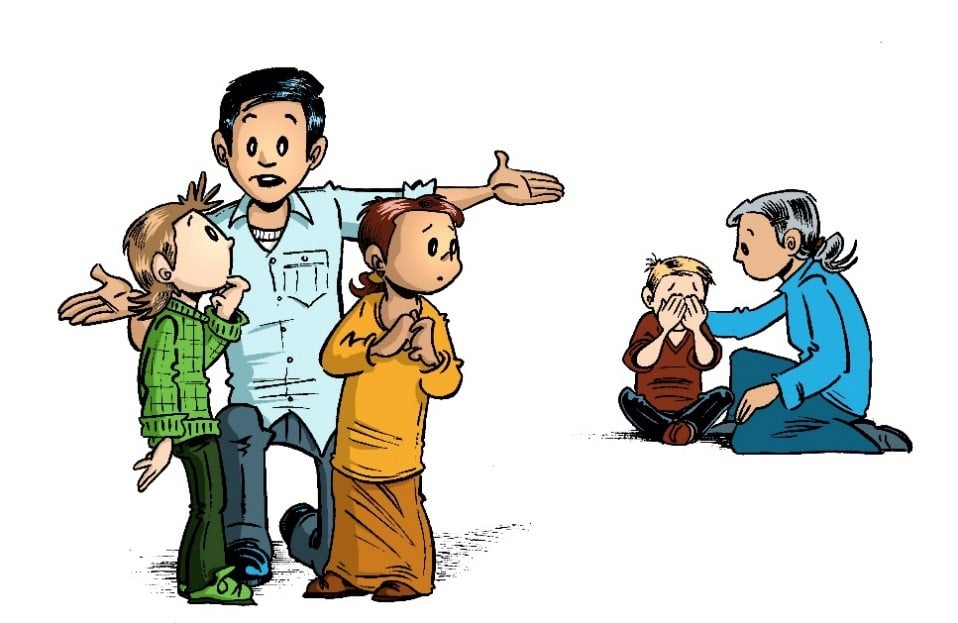 Illustrasjon av barn og voksne. Til høyre en gutt som holder hendene for ansiktet, voksen dame trøster. Til venstre to barn som ser spørrende bort på gutten, og en voksen som sitter på kne og snakker med barna.