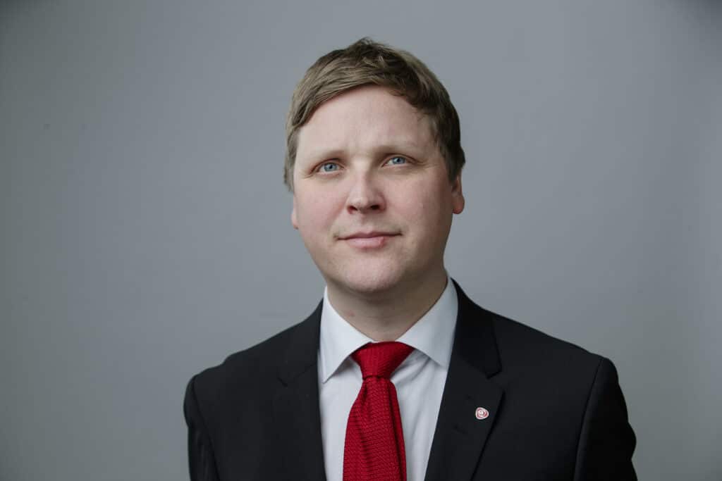Utviklingsminister Åsmund Aukrust ser i kameraet