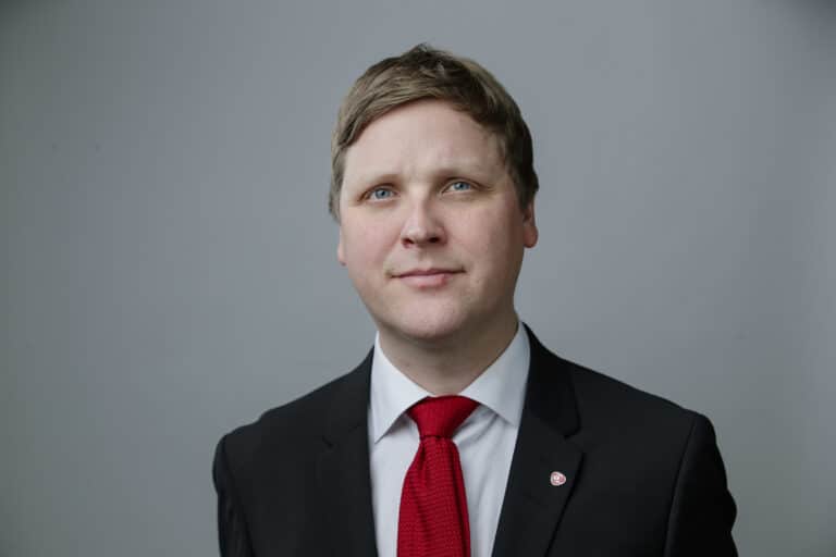 Utviklingsminister Åsmund Aukrust ser i kameraet