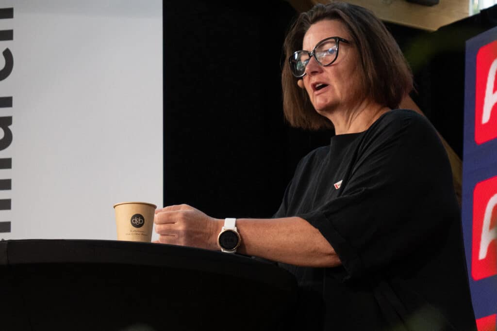 Henriette Westhrin, generalsekretær i Redd Barna står og taler ved en talerstol på Arendalsuka