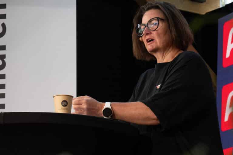 Henriette Westhrin, generalsekretær i Redd Barna står og taler ved en talerstol på Arendalsuka