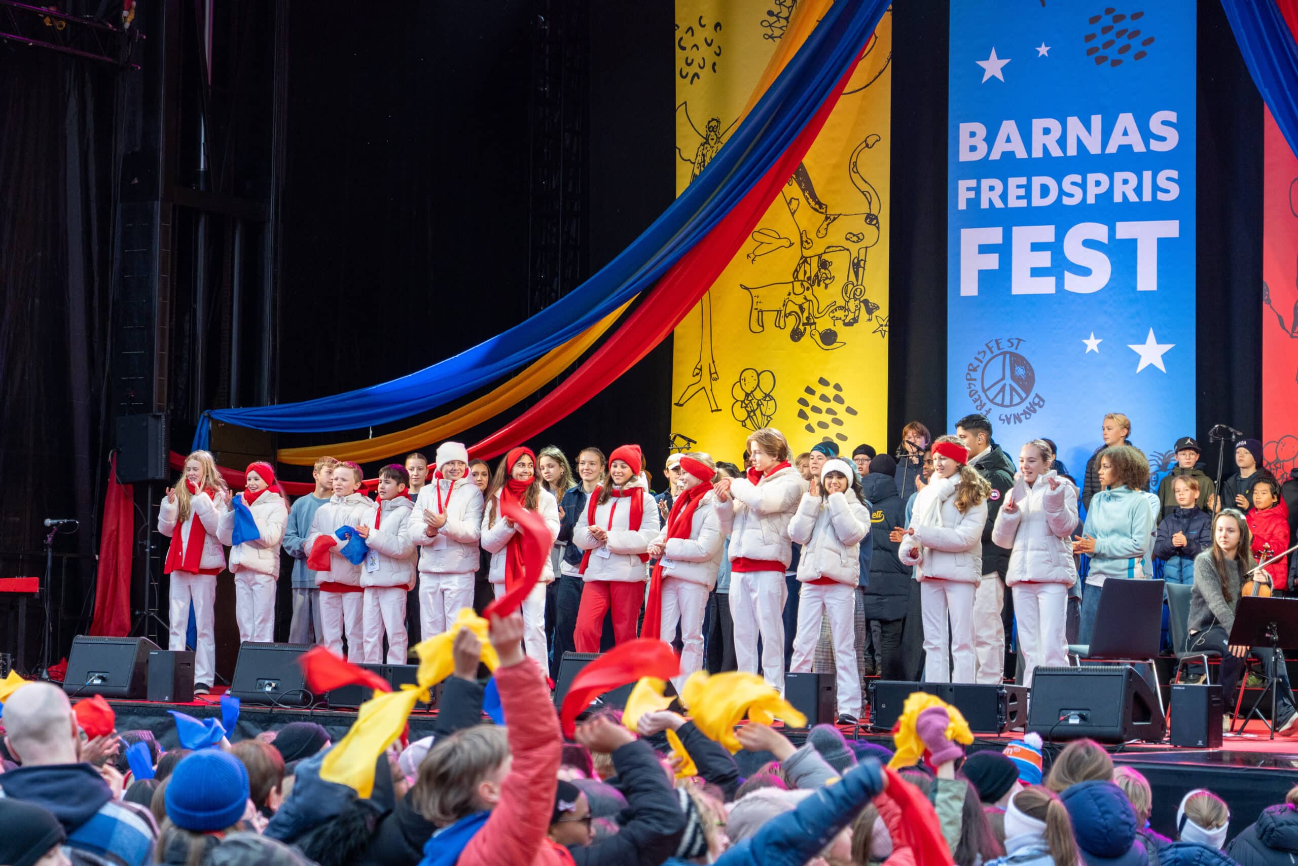 Redd Barnas fredsprisfestkomité på scenen