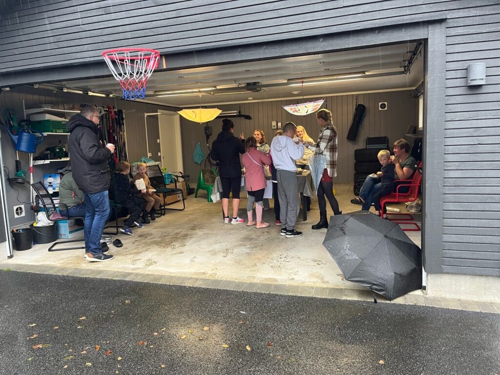 Garasjen åpnes for å holde basar