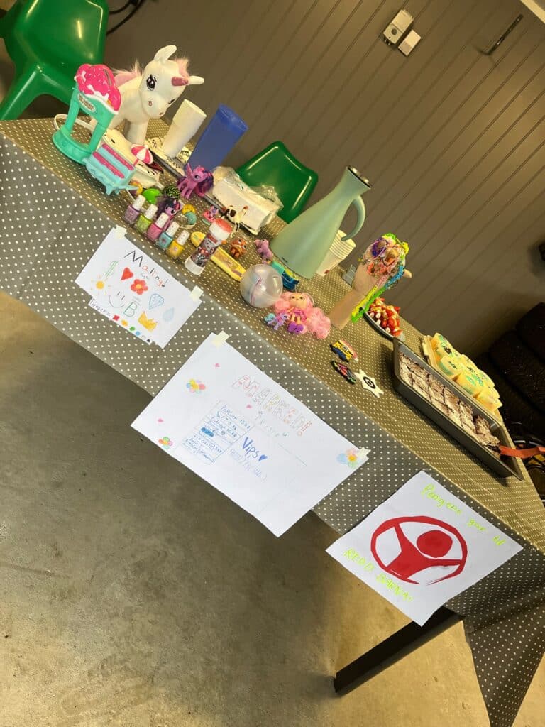 basar med mye forskjellig barna har stelt i stand.