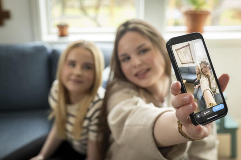 To ungdommer tar en selfie til sosiale medier