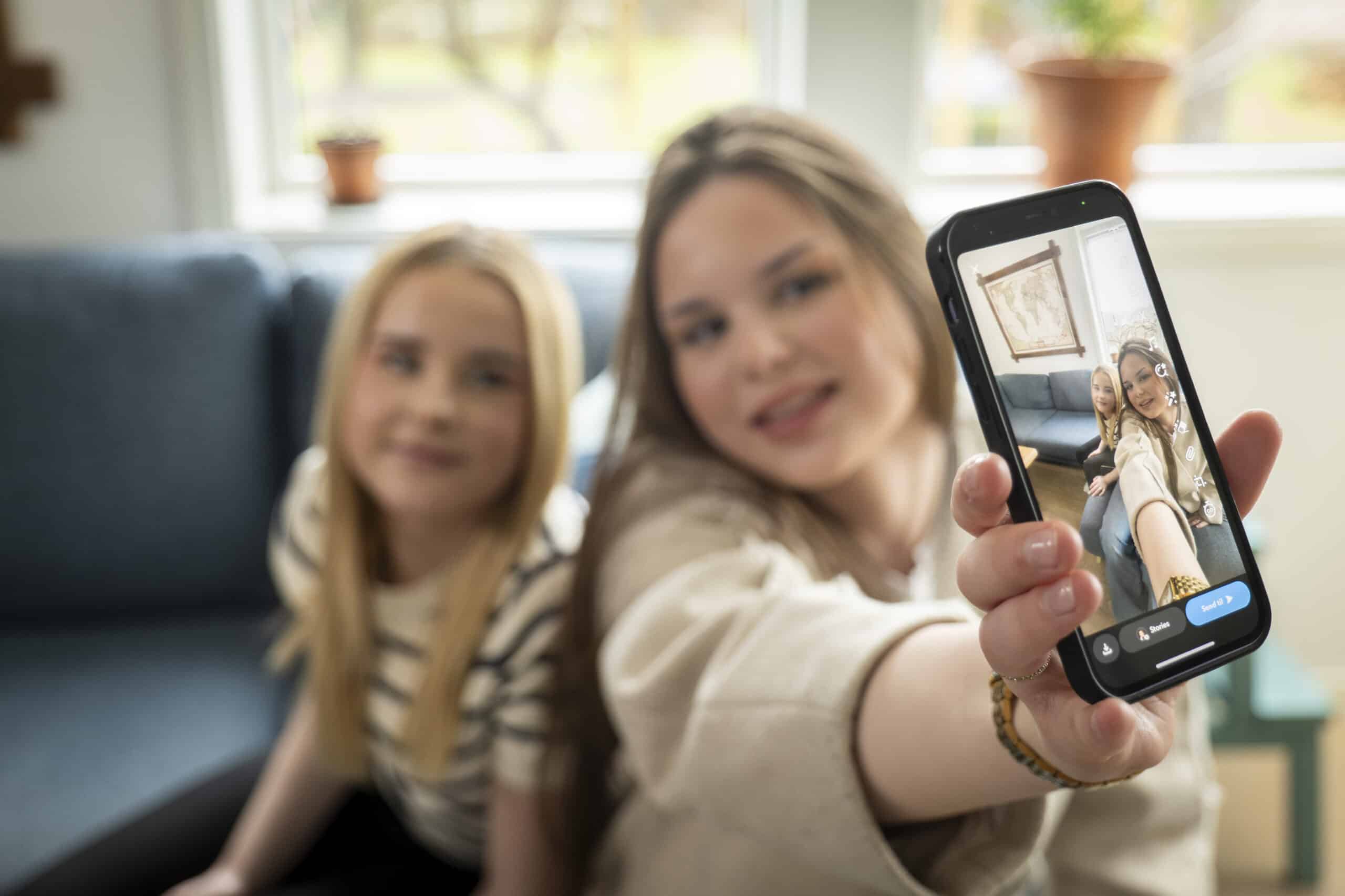 To ungdommer tar en selfie til sosiale medier