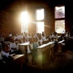 Et klasserom fullt av barn som blir undervist av en lærer i Den demokratiske republikken Kongo