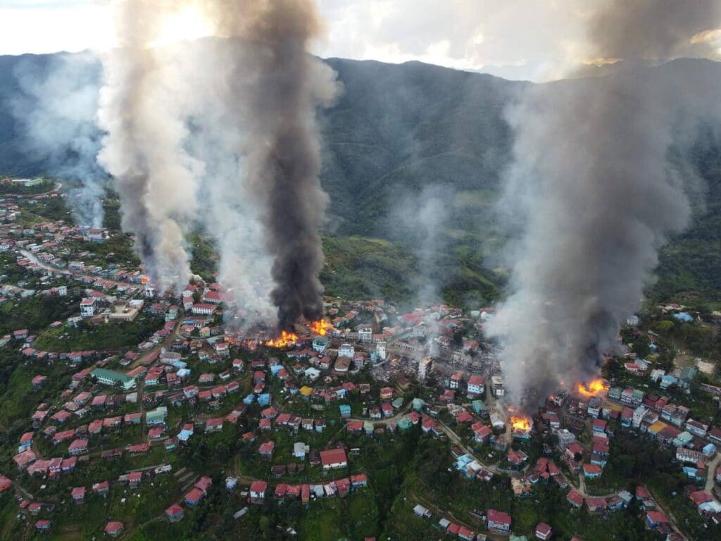 Flyfoto av hus som står i brann i Myanmar
