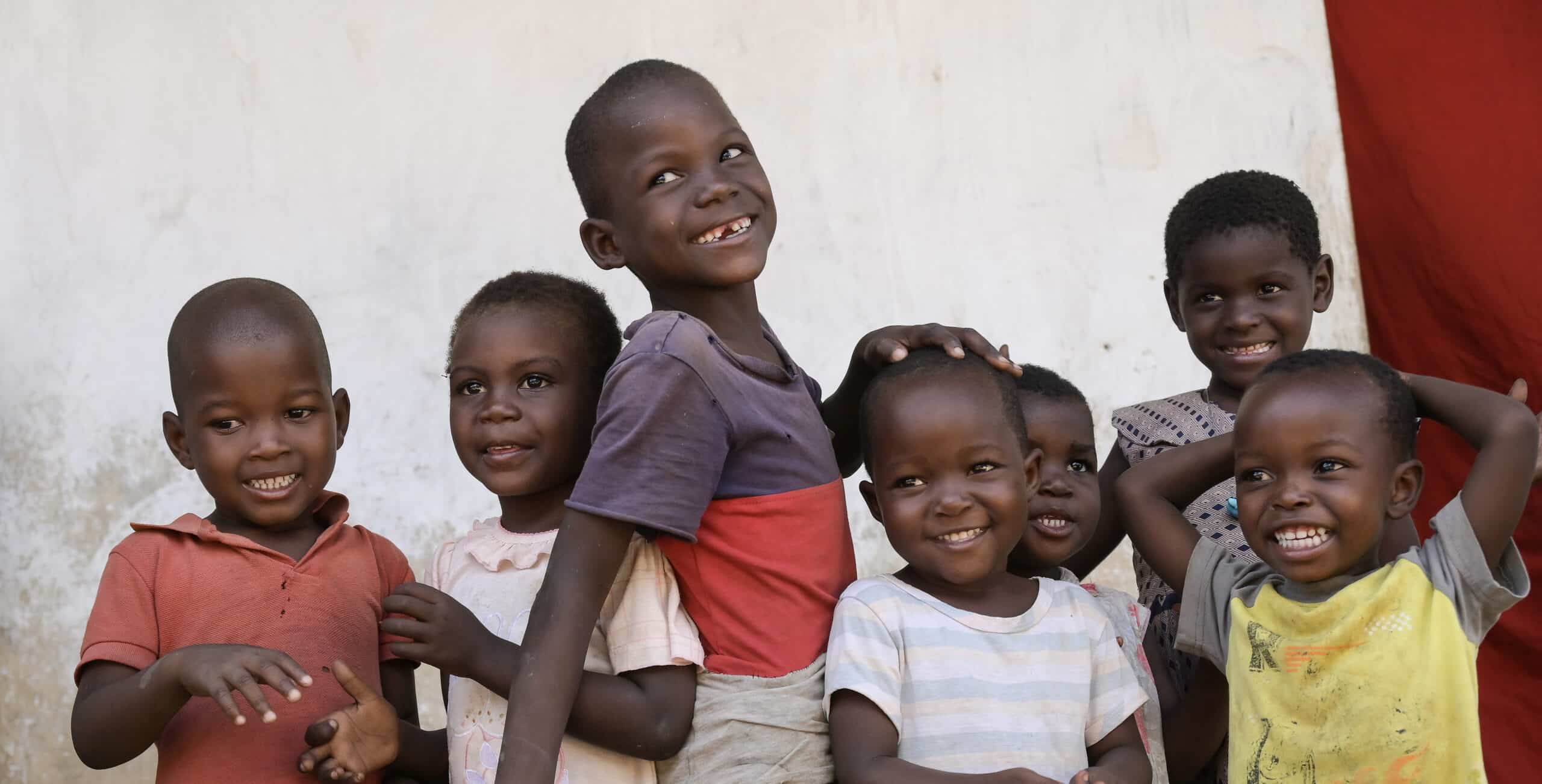 En gruppe barn står og smiler til kameraet