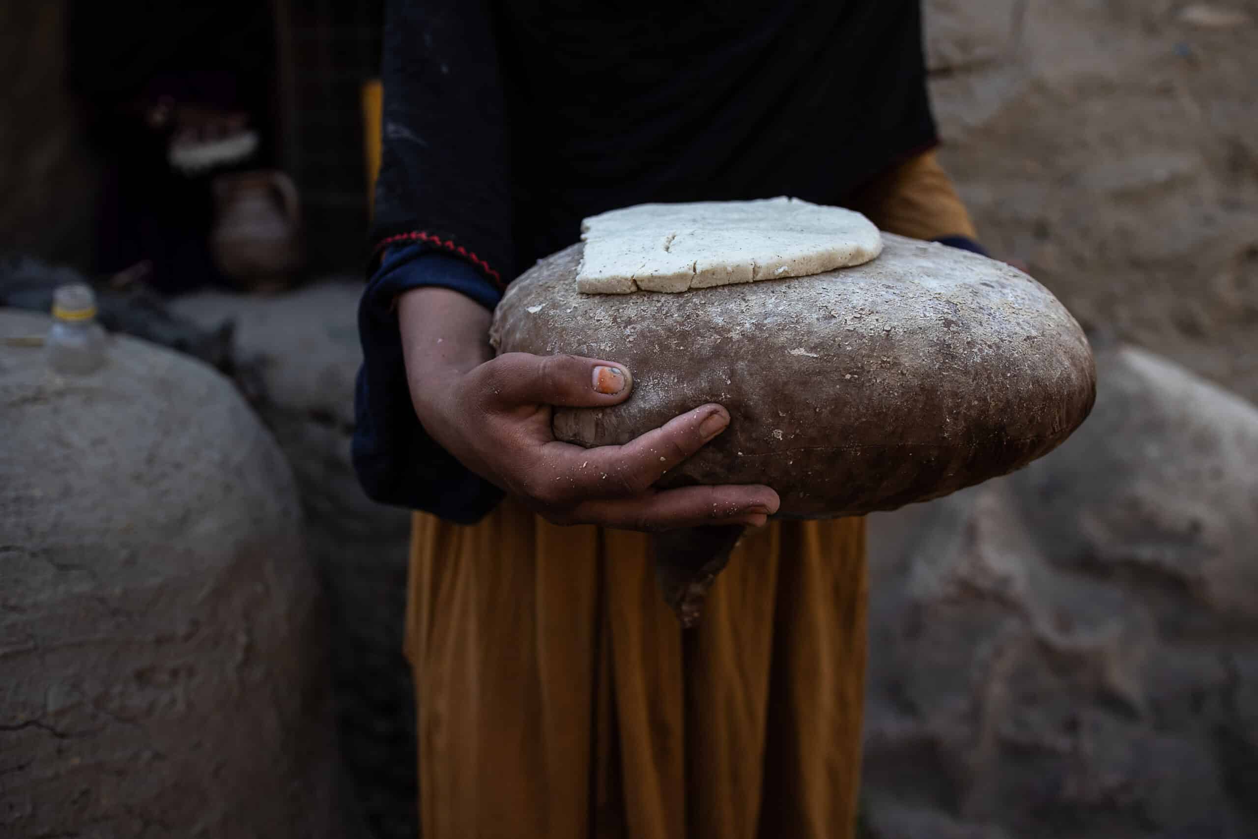 "Saima" (14) baker brød til lokalsamfunnet