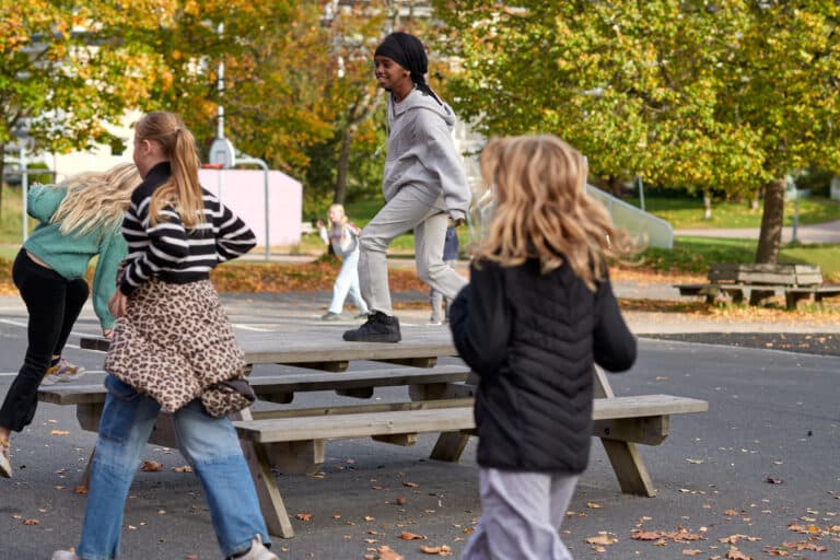 En gjeng med elever leker i skolegården
