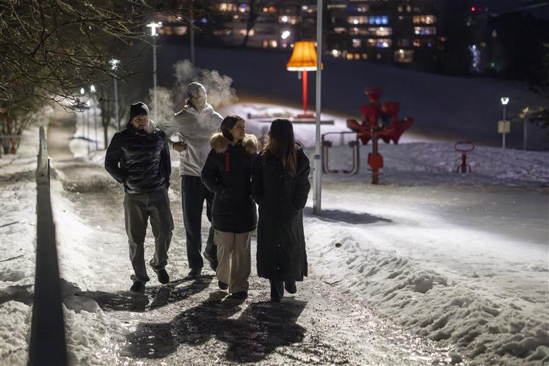 4 ungdommer går ute i snø og kulde på Haugenstuan