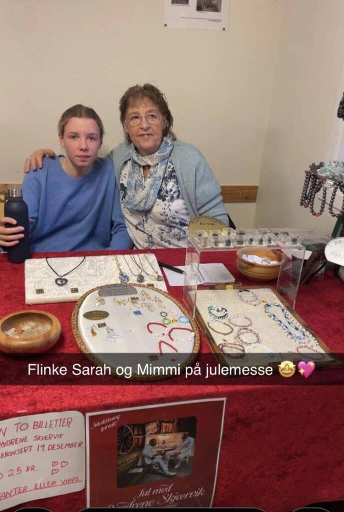 Barnebarn og mormor holder julemesse for Redd Barna med håndlagede produkter.