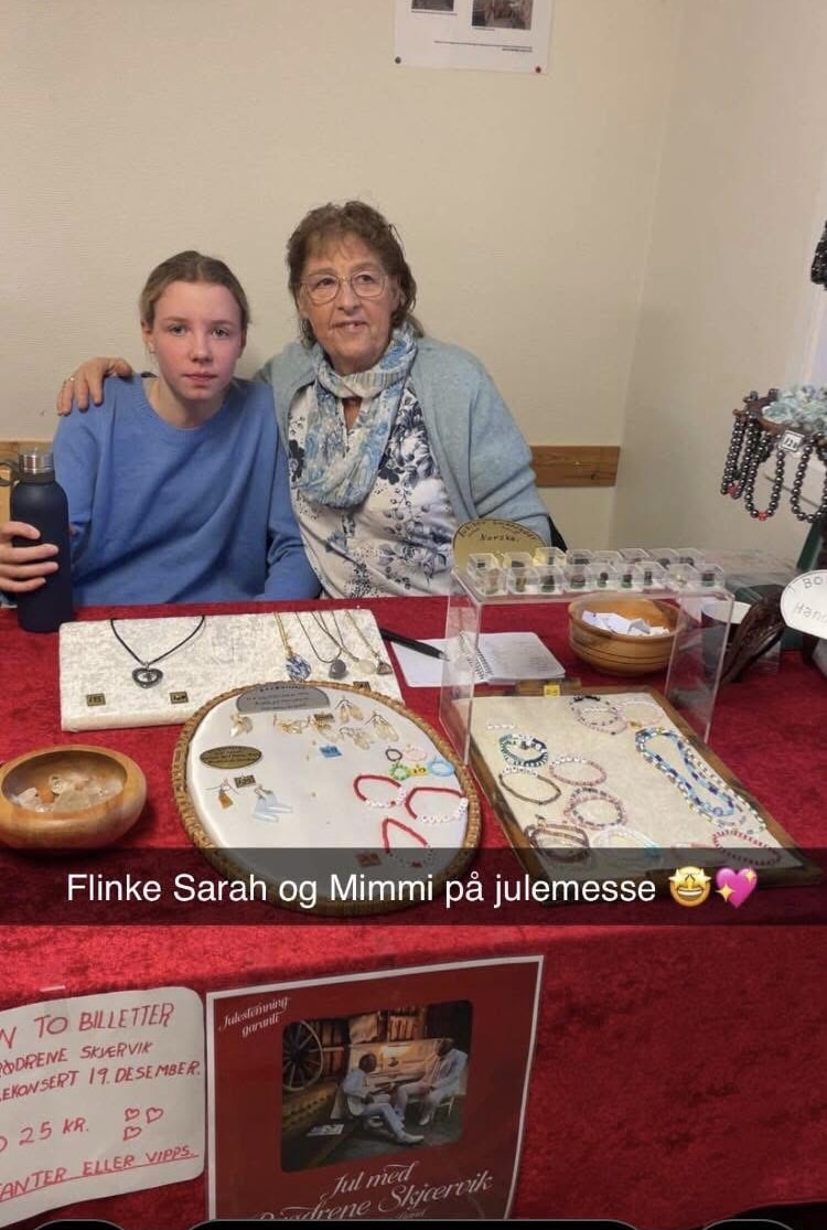 Barnebarn og mormor holder julemesse for Redd Barna med håndlagede produkter.