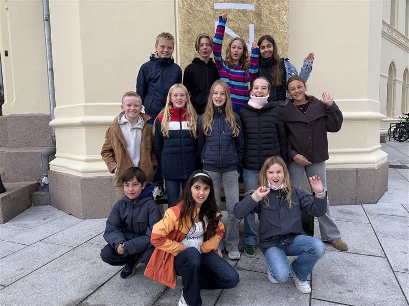 En gjeng 7.-klassinger står foran Nobels Fredssenter i Oslo