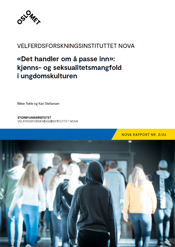 Illustrasjonfoto av ungdommer på en skole som går inn en dør, vi ser dem bakfra.