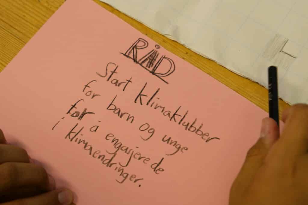 Et rosa ark med anbefaling fra barn om å starte klimaklubber for barn og unge