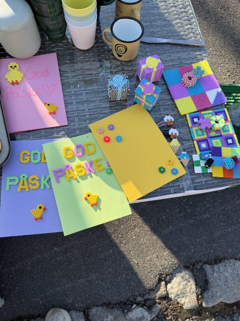 Bord med påskekort og perler