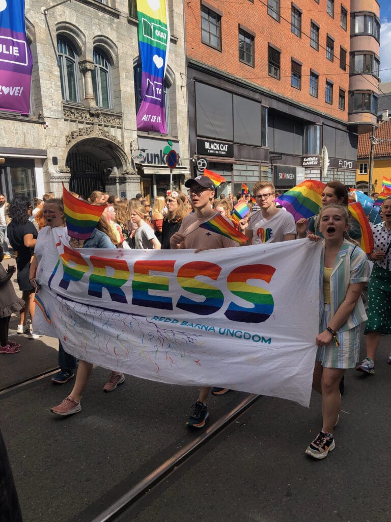 Ungdommer fra Press - Redd Barna Ungdom i pride-paraden i Oslo