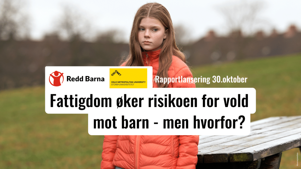 En ung jente med brunt hår og ferskenfarge jakke står ved et bord ute i en park og ser ned til siden.