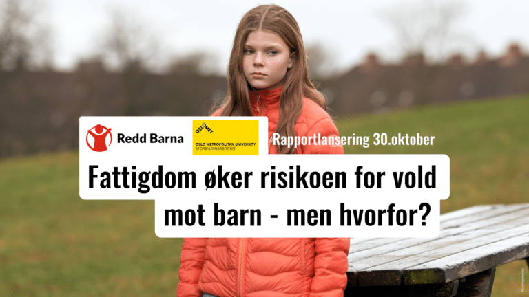 En ung jente med brunt hår og ferskenfarge jakke står ved et bord ute i en park og ser ned til siden.