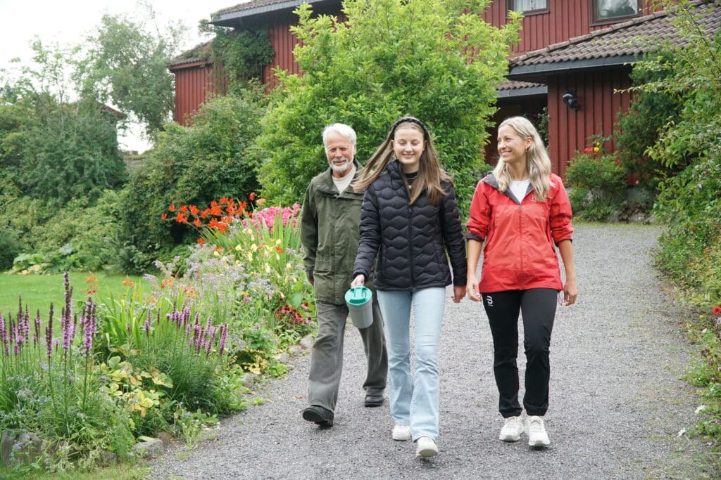 Foto av bestefar, datter og barnebarn som går med bøsse _TV-aksjonen 2023 Redd Barna