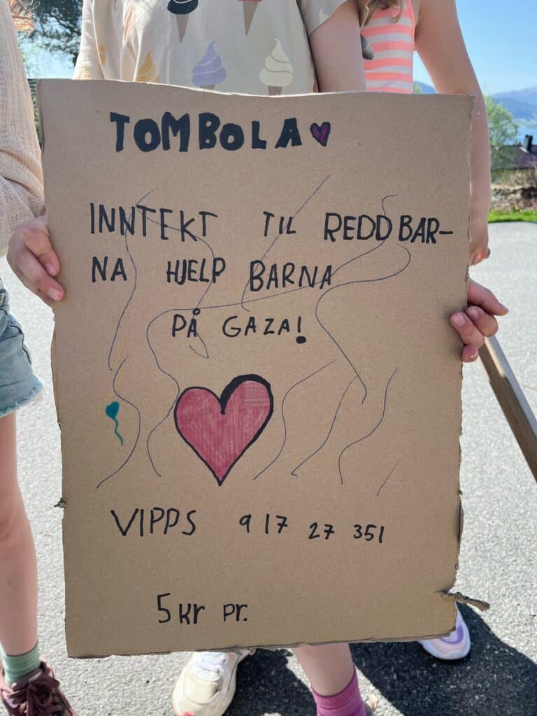 Hjemmelaget plakat som skal brukes til innsamlingen.
