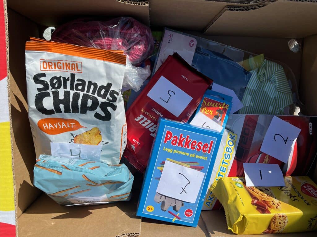 Chips, spill, kaffe, kjeks som loddes ut som premier på tombola-innsamling