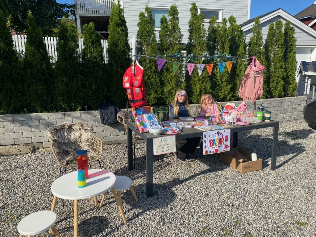 Basar med sitteplasser for gjestene sine.