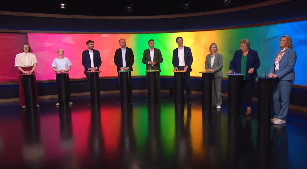 Partilederne står på rad og rekke under barnas valgs partilederdebatt 2025.