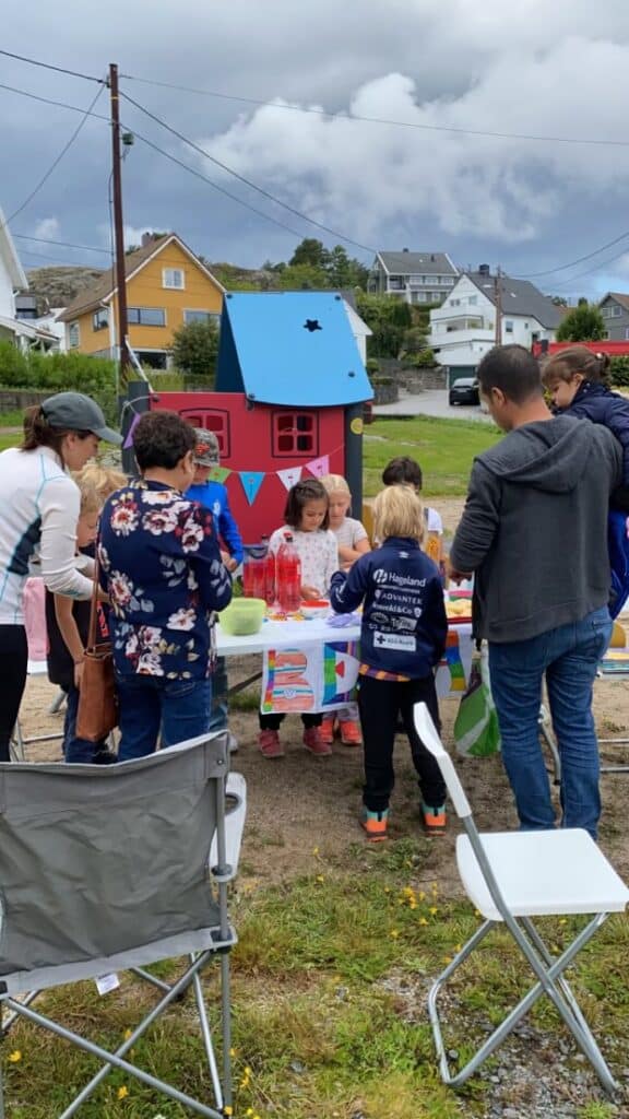En basar holdes på en lekeplass.
