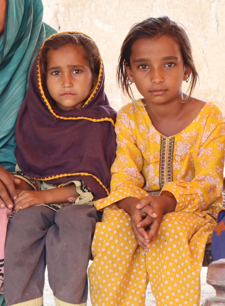 To pakistanske jenter og hennes mor i et av Redd Barnas nødtelt
