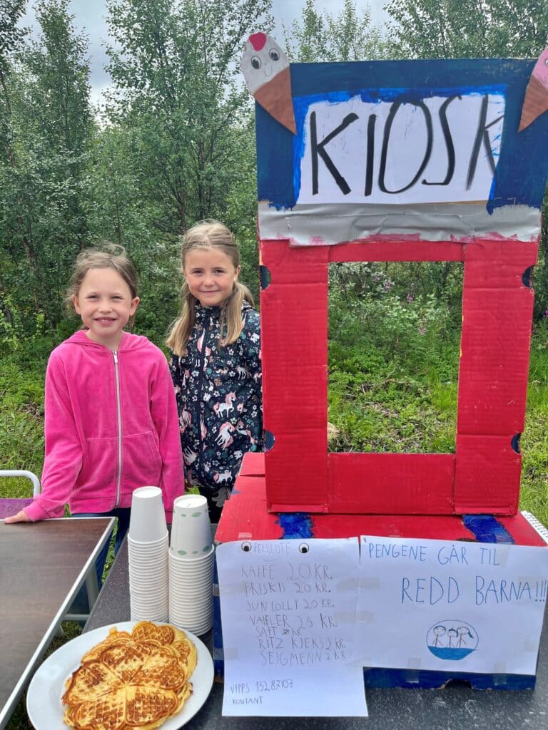 To jenter som smiler, de har vaffelbasar.