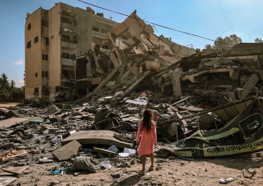 Jente foran bombet hus i Gaza