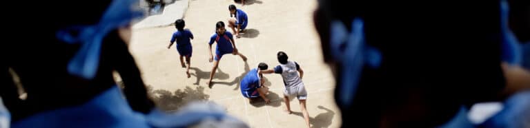 Barn som leker i sanden i India