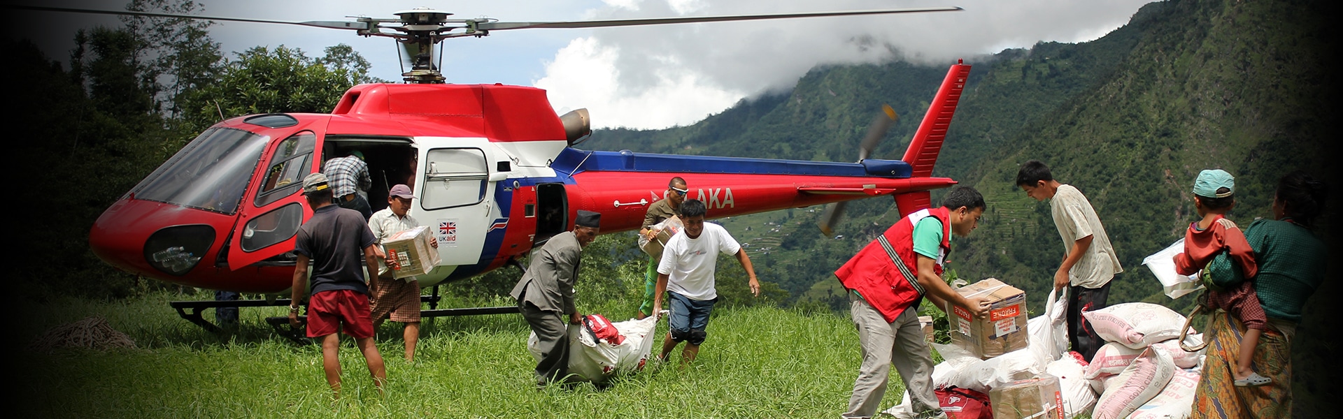 Et helikopter kommer med nødhjelp