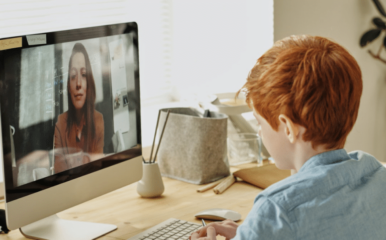 Et barn som sitter foran en PC og chatter