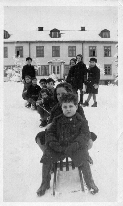 Historisk sort-hvitt-foto av en gruppe barn som aker på Grorud i 1939.