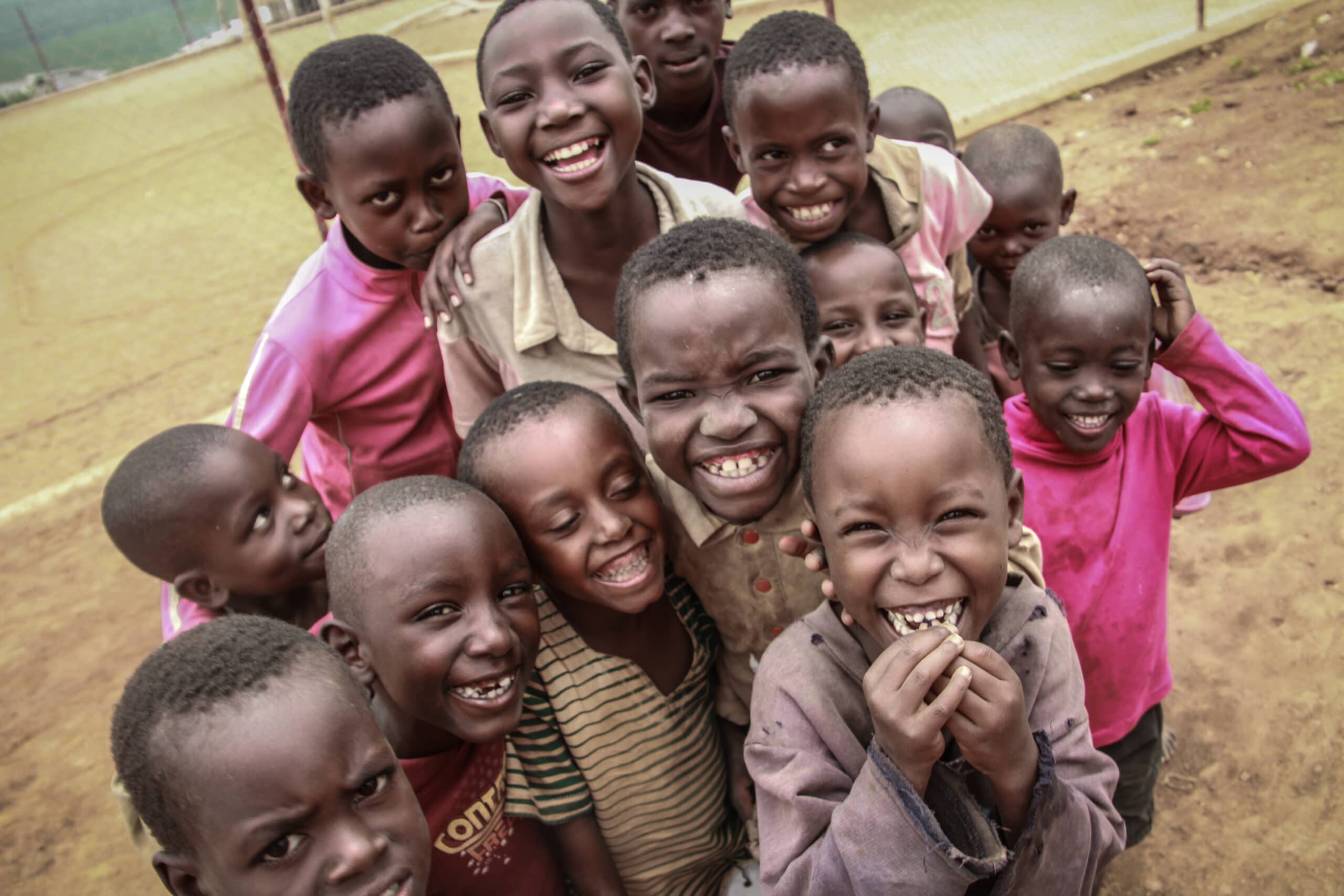 En gjeng glade barn som smiler mot kamera