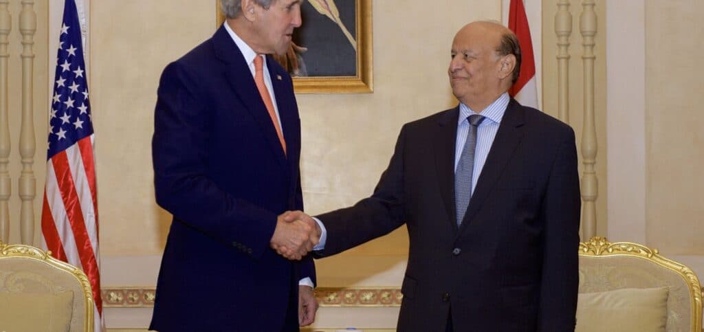 USAs daværende utenriksminister John Kerry håndhilser på president Hadi