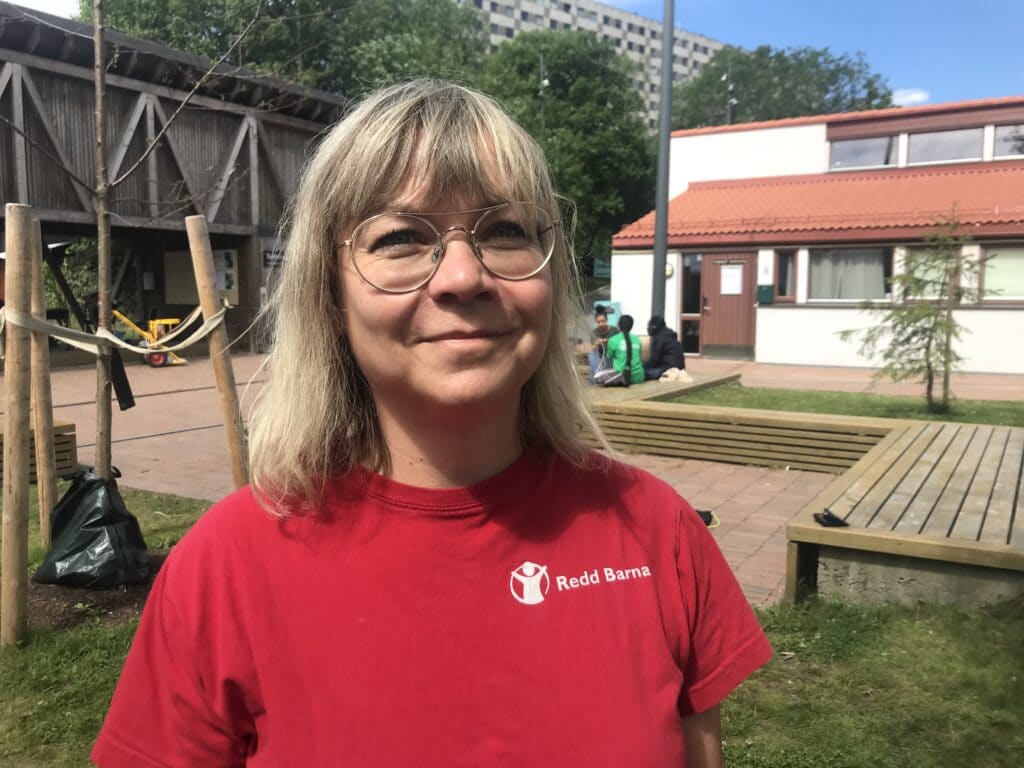 Leder av Redd Barnas Norgesprogram iført rød Redd Barna t-skjorte er på besøk hos ungdommer i Groruddalen