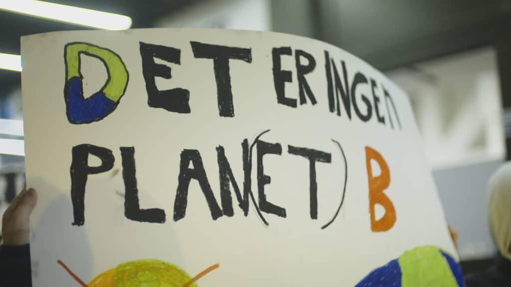 Plakat som viser "Det er ingen Plan(et) B" under en demonstrasjon mot klimakrisen.