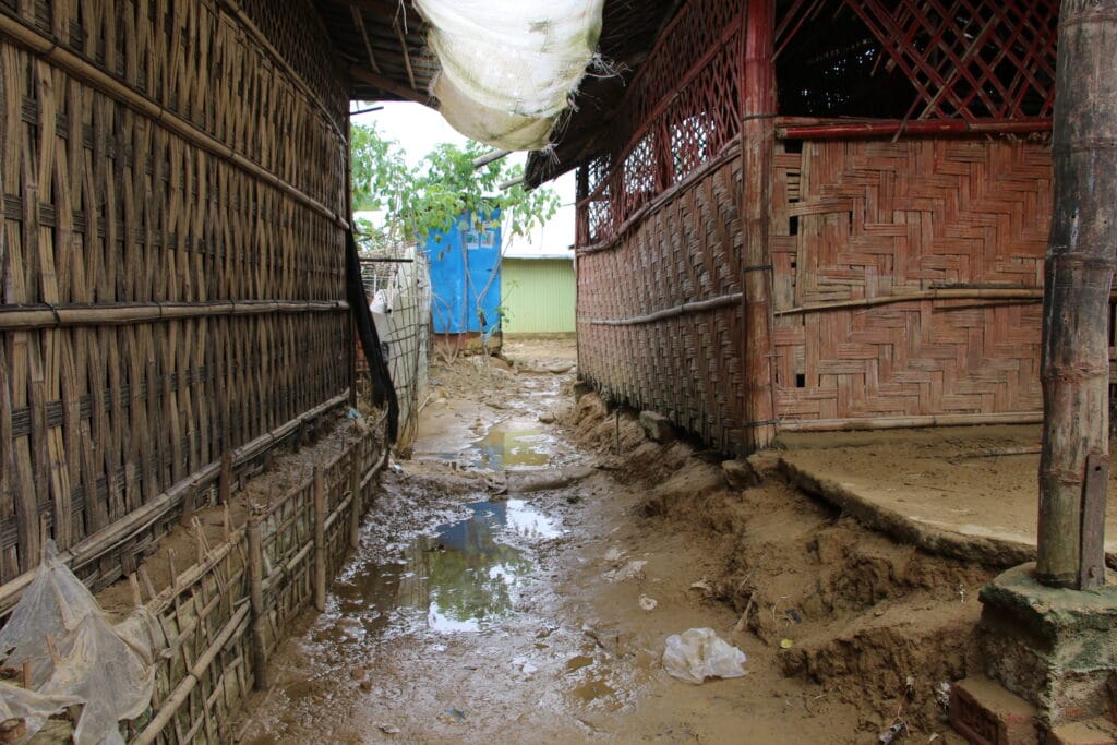 Gjørmete område mellom to hus i flyktningeleiren Cox's Bazar i Bangladesh