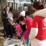 En Redd Barna-ansatt står og deler ut nødvendigheter til flyktninger som har kommet over grensen fra Ukraina