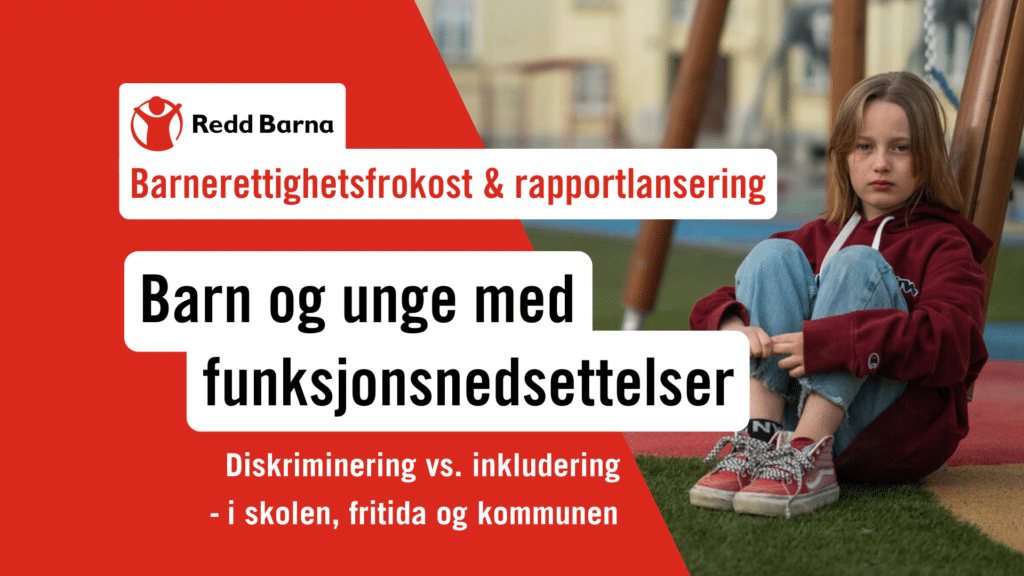 En jente sitter lent mot et klatrestativ i en skolegård med rød genser og olabukse. Hun ser rett i kamera. 