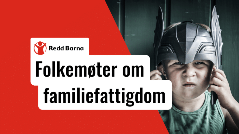 En gutt med en superhjelp hjem ser tøft i kamera.