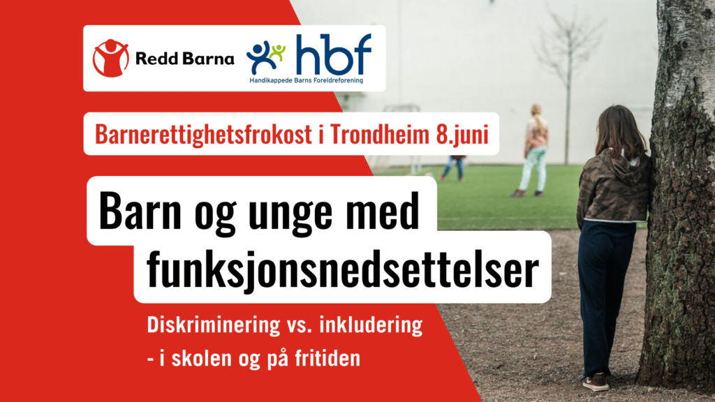 Et barn står ved et tre med ryggen til og ser mot en fotballbane der andre barn spiller sammen.