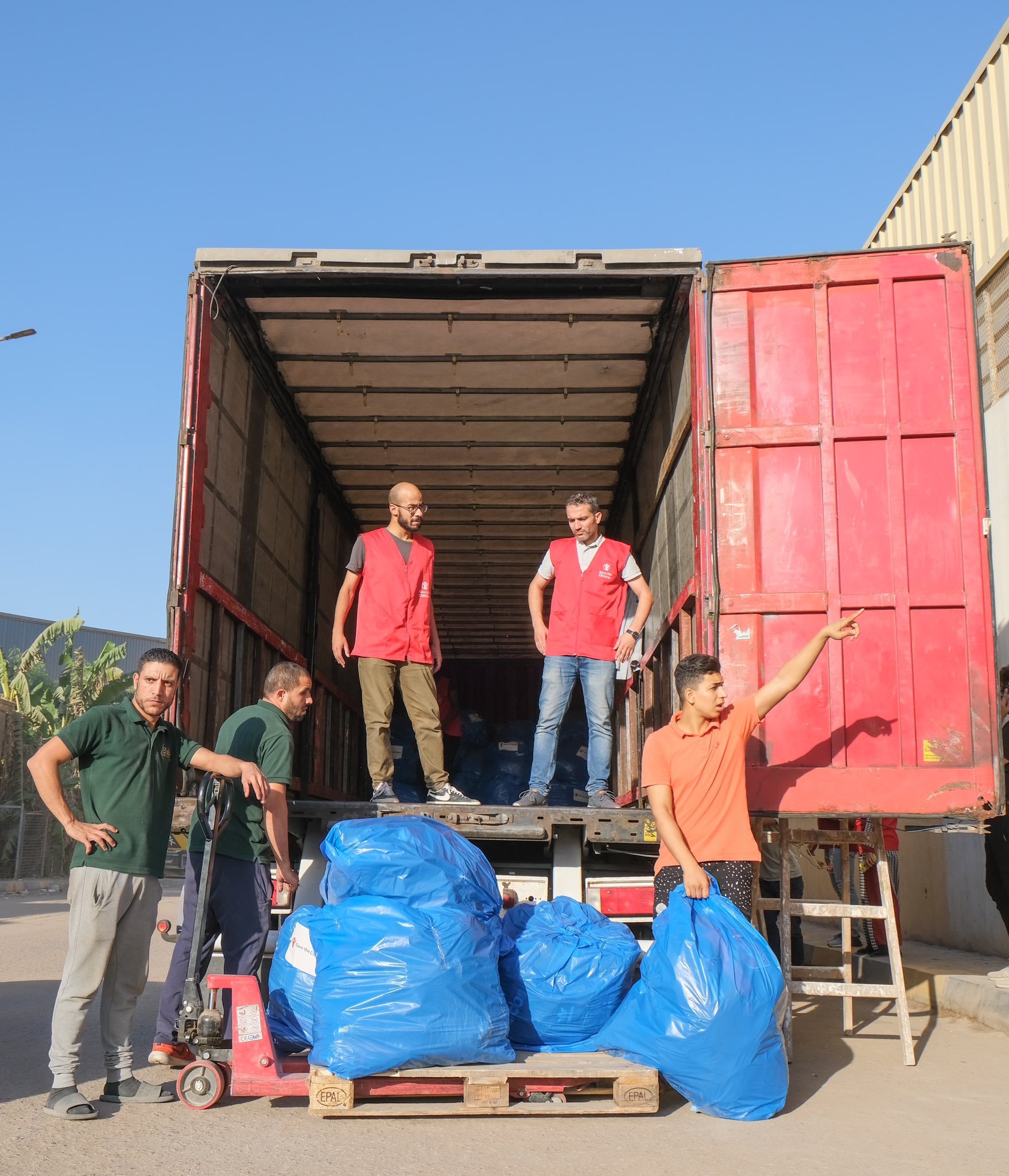 Save the Children i Egypt jobber sammen med Egyptian Red Crescent og forbereder en lastebil med materiell til levering i Gaza.