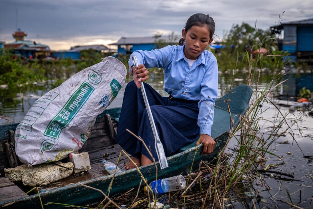 Ratana, en jente i Kambodsja rydder opp plastsøppel fra innsjøen