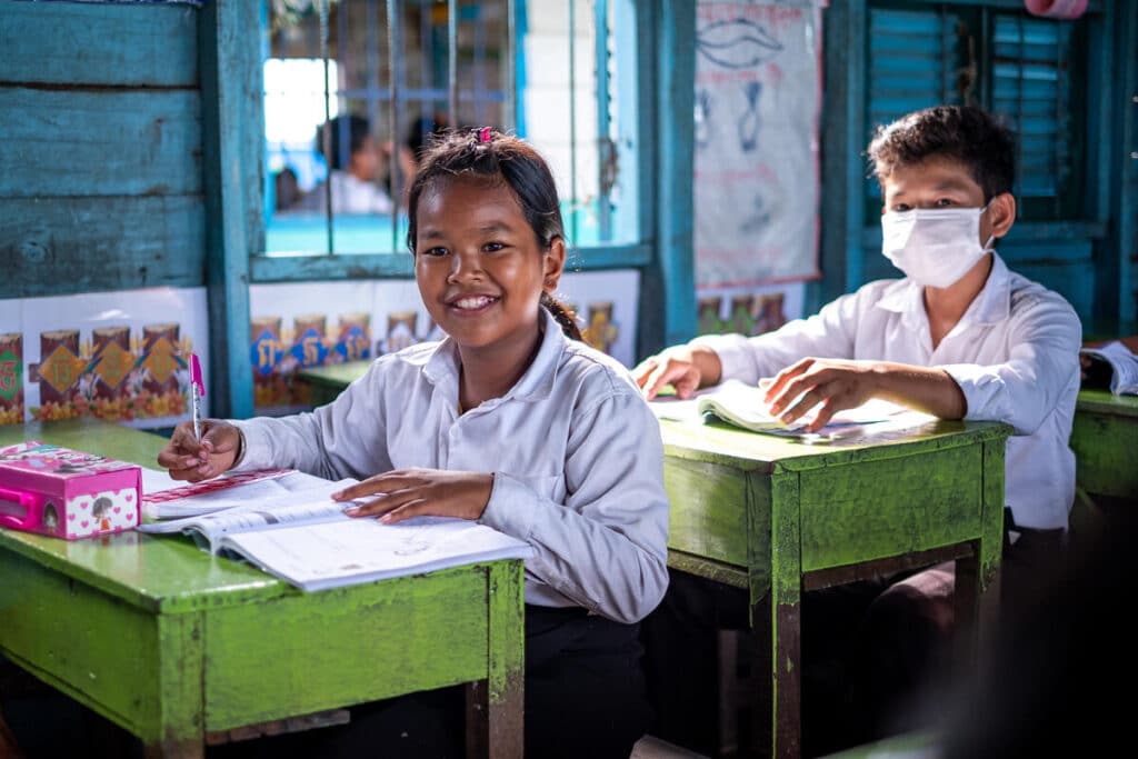 To skolebarn i et klasserom i Kambodsja